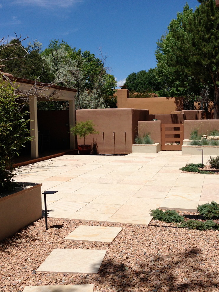 Photo of a contemporary garden in Albuquerque.
