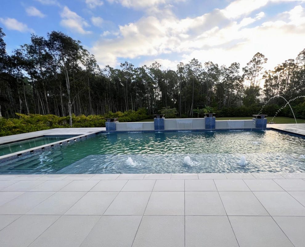 Inspiration pour un piscine avec aménagement paysager arrière méditerranéen rectangle avec une terrasse en bois.