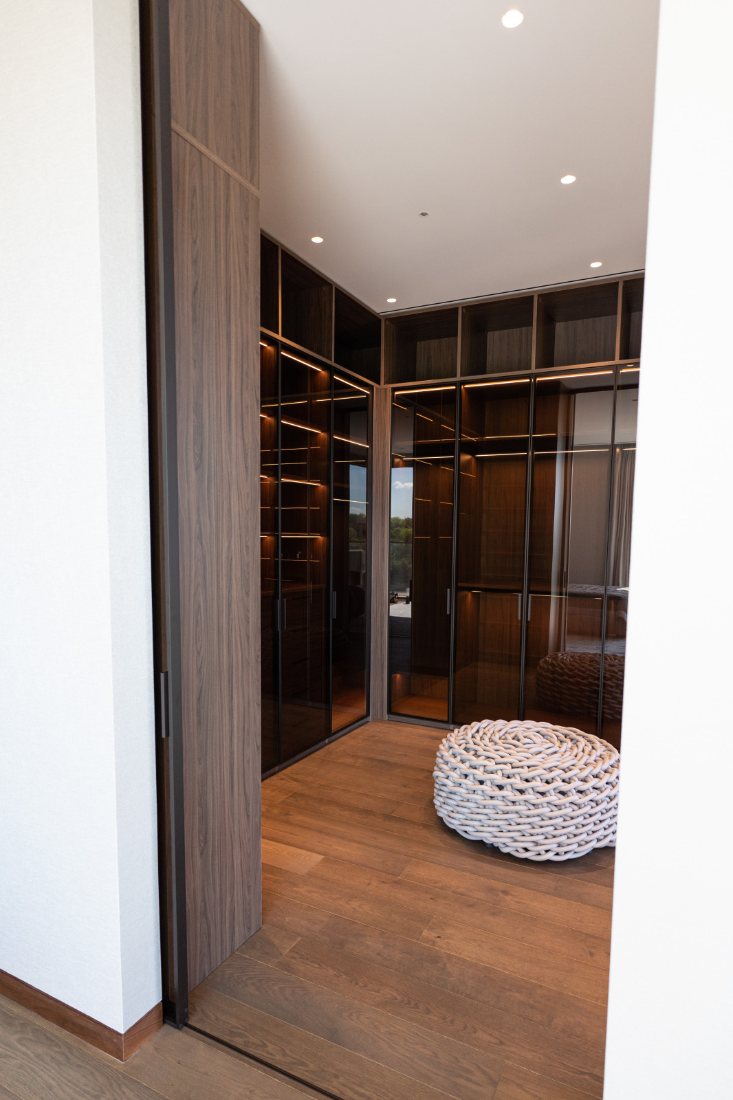 Гардеробная комната с распашными стеклянными RPE фасадами