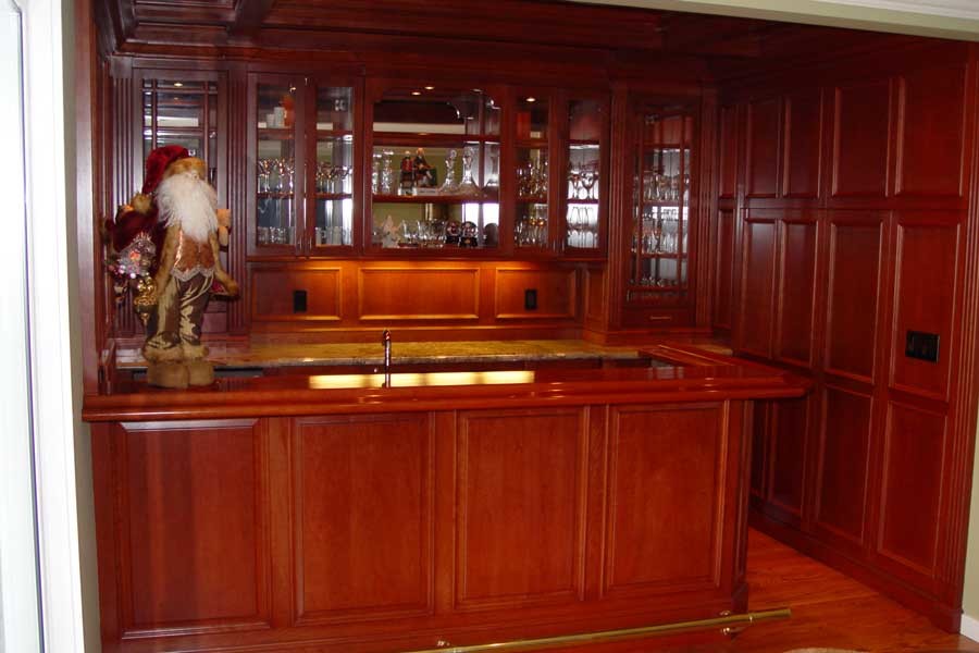 Home bar - traditional home bar idea in San Francisco