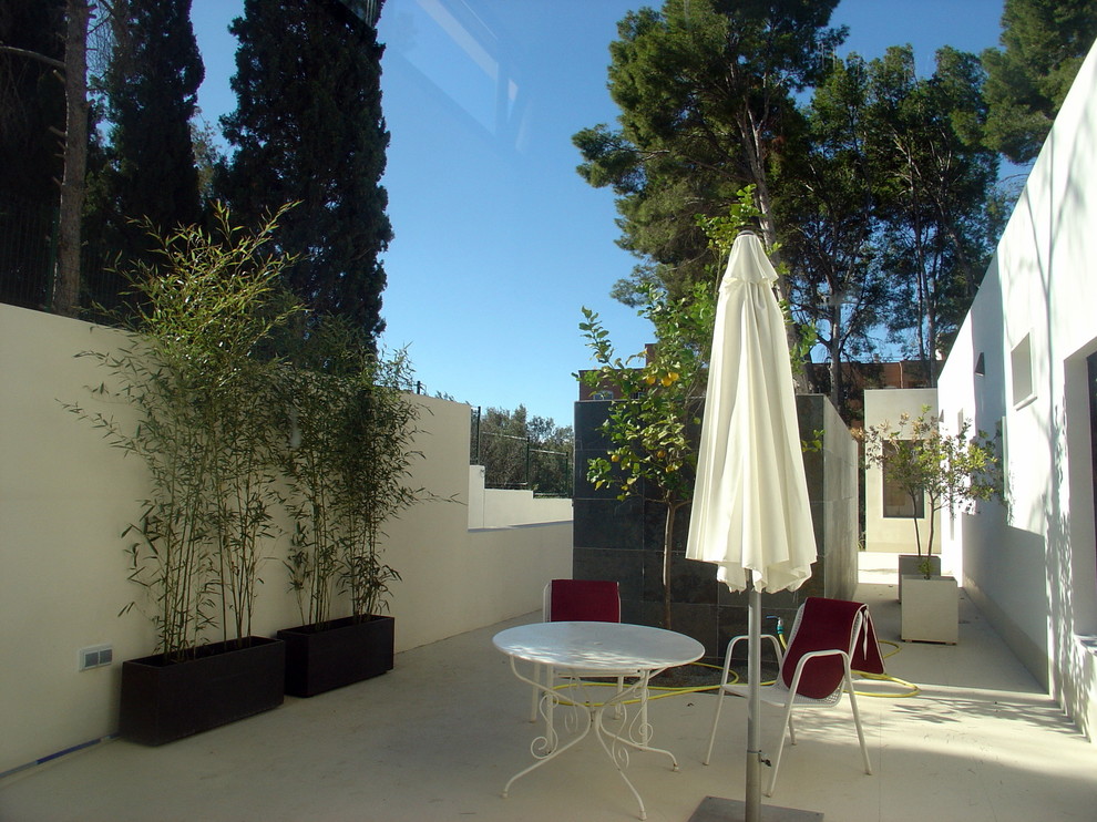 Design ideas for a contemporary patio in Valencia.