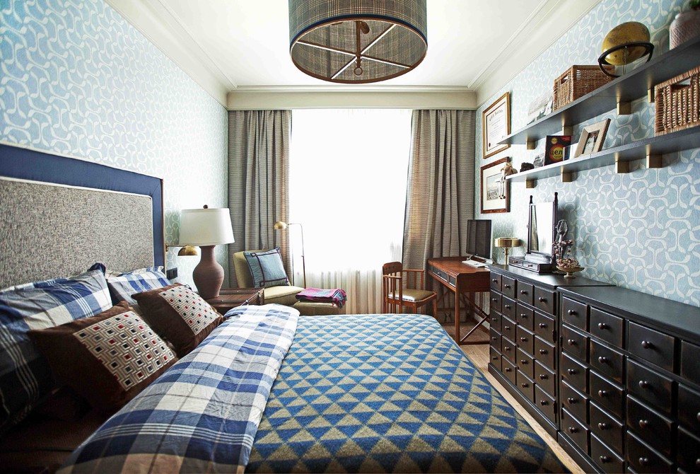 Design ideas for a traditional bedroom in Moscow.