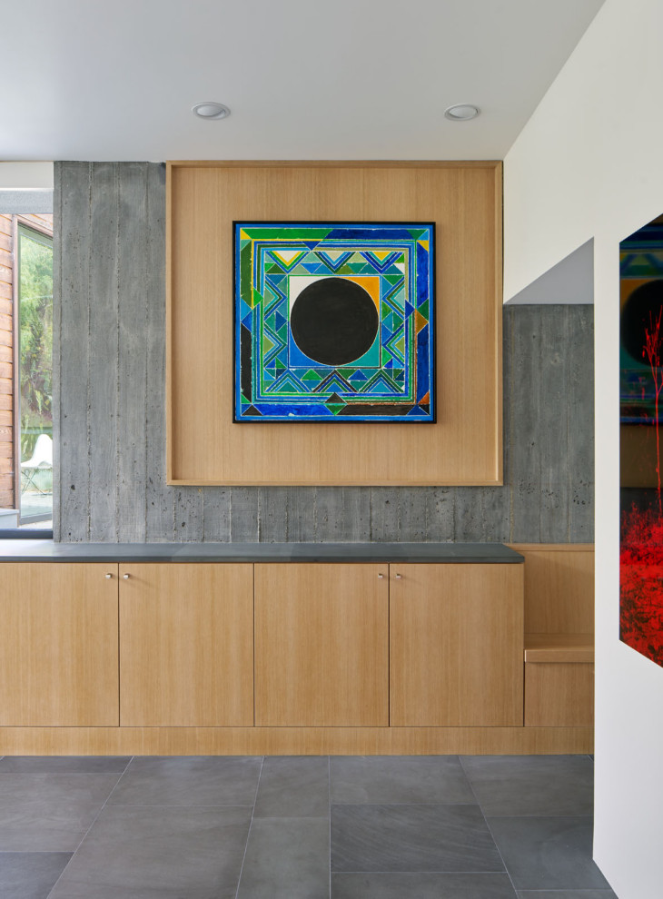 На фото: вестибюль в стиле модернизм с серыми стенами, полом из сланца, серым полом, балками на потолке и деревянными стенами