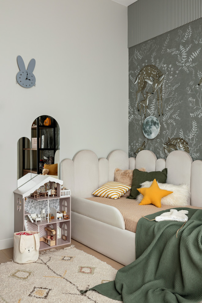 Immagine di una cameretta da letto da 4 a 10 anni minimal di medie dimensioni con pareti verdi, pavimento in legno massello medio e pavimento beige