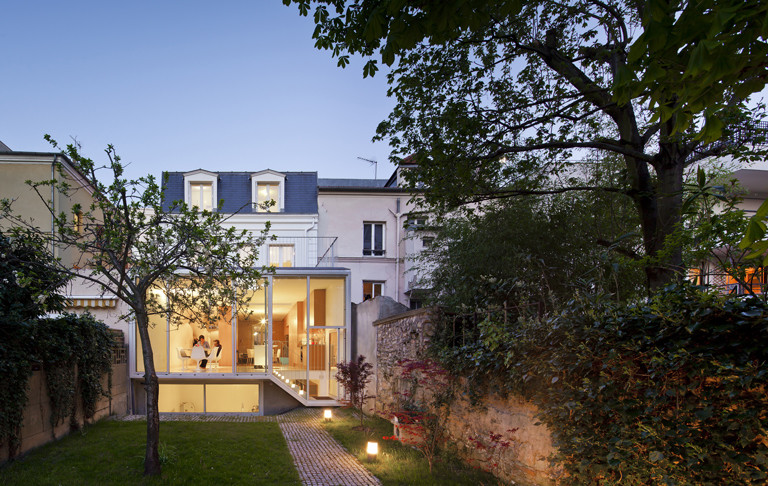 This is an example of a contemporary garden in Paris.