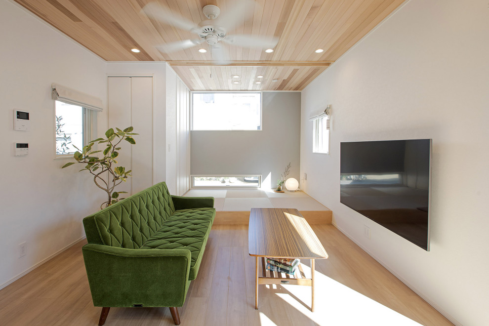 Идея дизайна: открытая гостиная комната среднего размера с белыми стенами, полом из фанеры, телевизором на стене, бежевым полом, деревянным потолком и обоями на стенах без камина