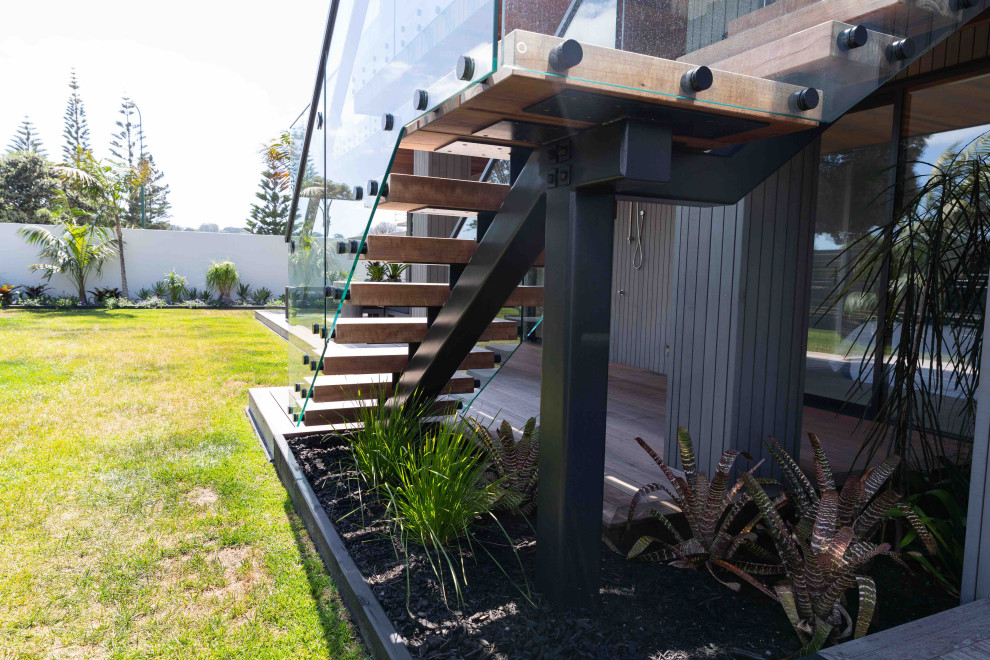 Schwebende, Mittelgroße Moderne Holztreppe mit offenen Setzstufen und Stahlgeländer in Auckland