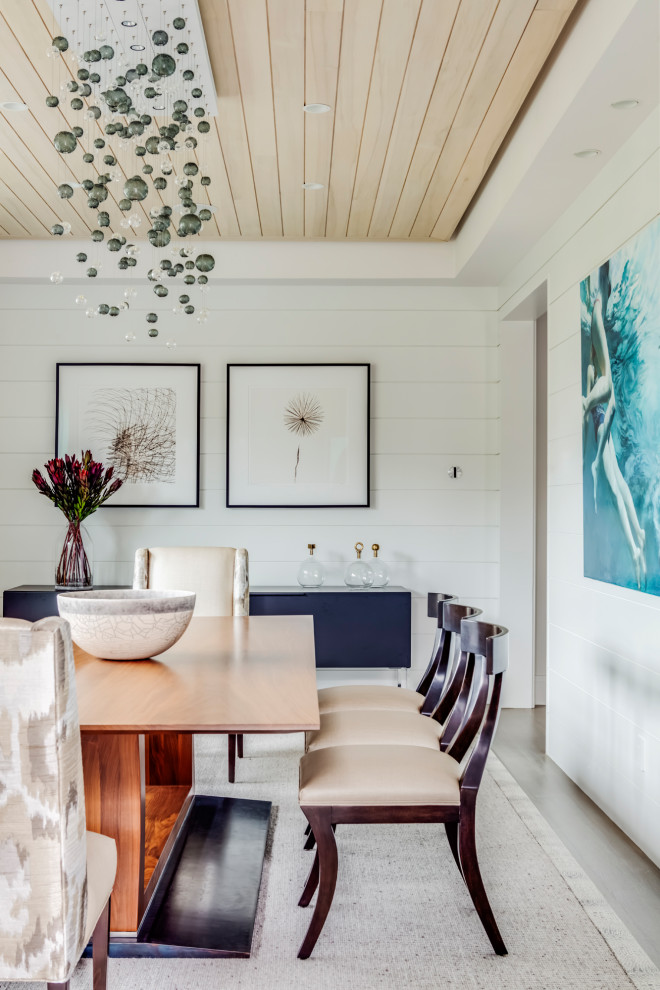 Immagine di una sala da pranzo tradizionale chiusa e di medie dimensioni con pavimento in legno massello medio, soffitto in perlinato e pareti in perlinato