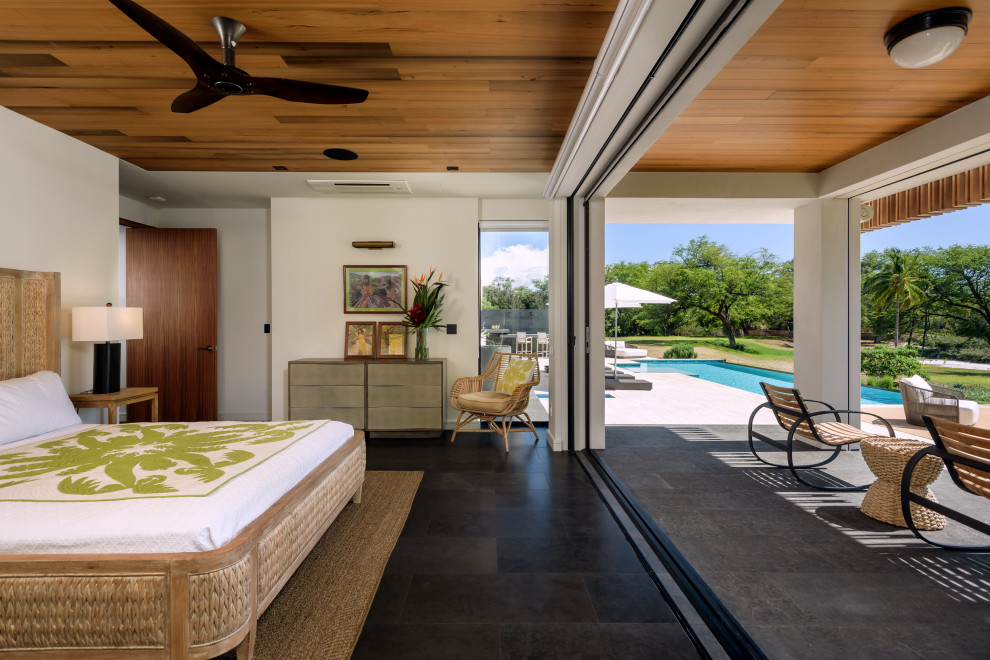 ハワイにあるトロピカルスタイルのおしゃれな客用寝室 (白い壁、黒い床、板張り天井、板張り壁)