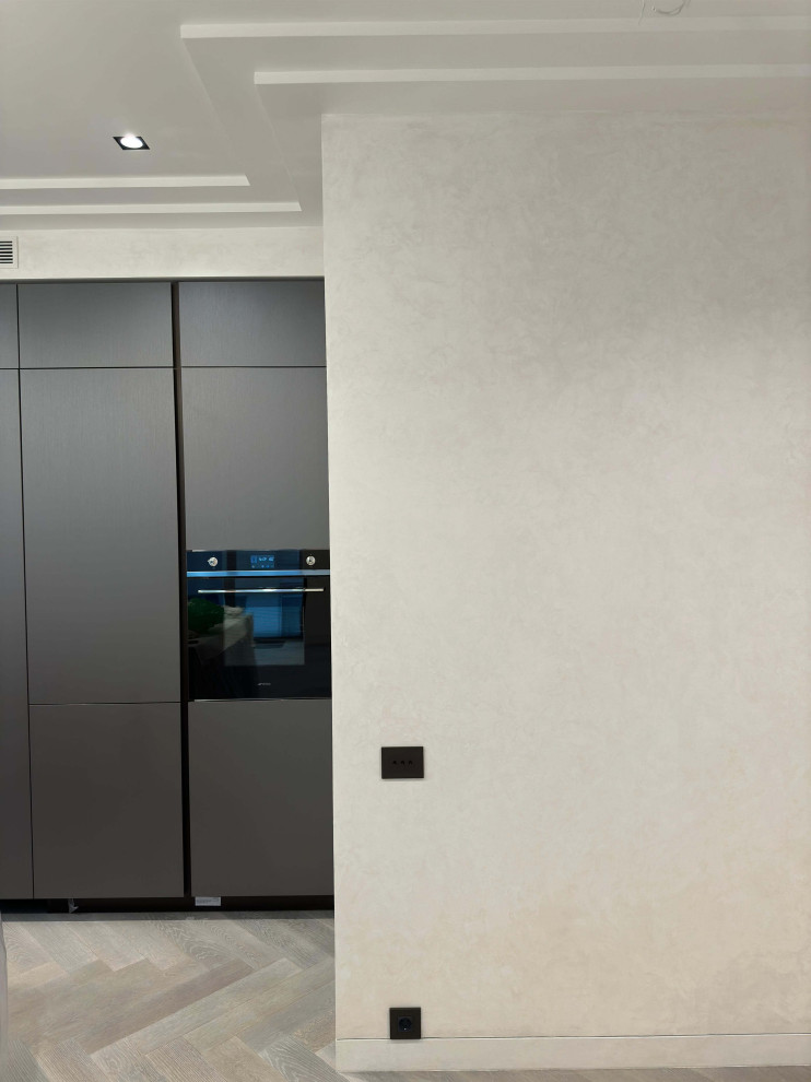 Отделка под мокрый шелк Italica Luce в интерьере со скрытыми дверьми