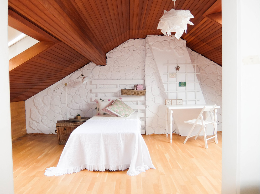 Großes Uriges Kinderzimmer mit Schlafplatz, weißer Wandfarbe, hellem Holzboden und braunem Boden in Bremen