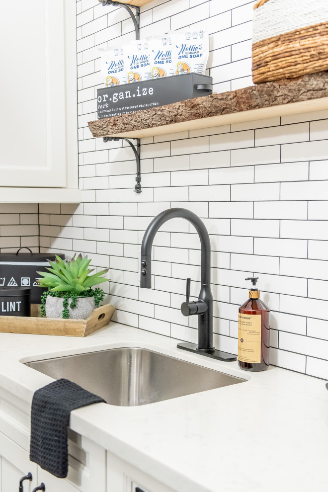 Example of a transitional home design design in Toronto