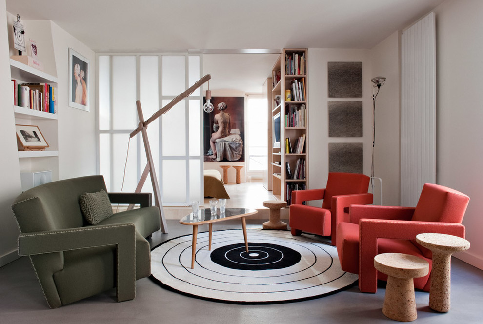 Cette image montre une salle de séjour design de taille moyenne et fermée avec une bibliothèque ou un coin lecture, un mur blanc et aucun téléviseur.