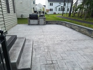 R Stamped Concrete Patio Seating Wall With Flagstone Caps And