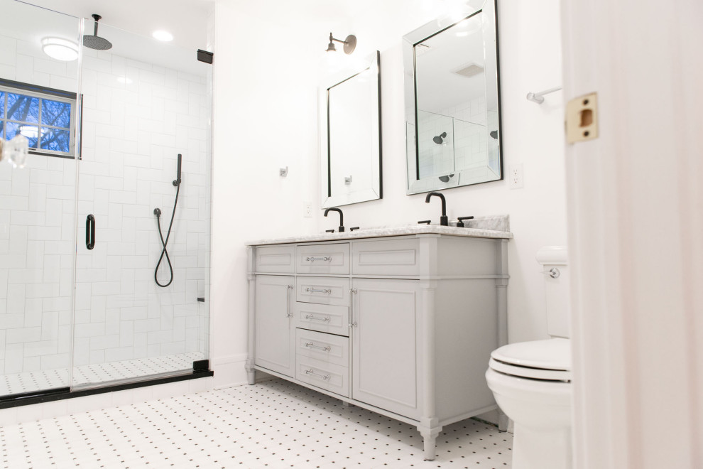 Idéer för mellanstora vintage grått en-suite badrum, med skåp i shakerstil, grå skåp, en dusch i en alkov, en toalettstol med hel cisternkåpa, vita väggar, klinkergolv i keramik, ett undermonterad handfat, bänkskiva i kvarts, vitt golv och dusch med gångjärnsdörr