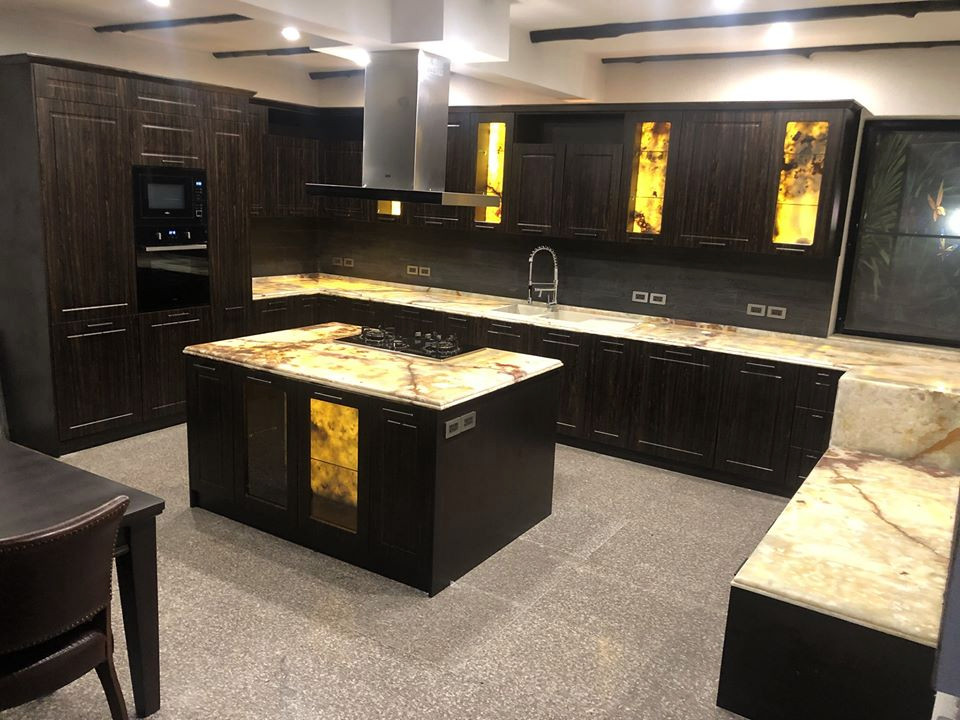 Private villa Phoenix Golf Club - Kitchen with natural Onyx marable table-top