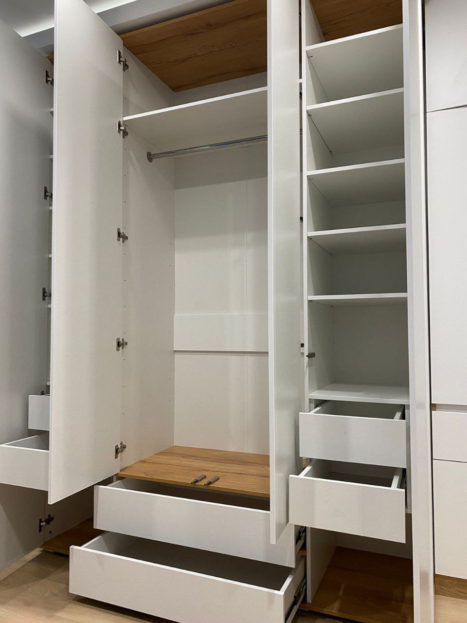 Распашные шкафы