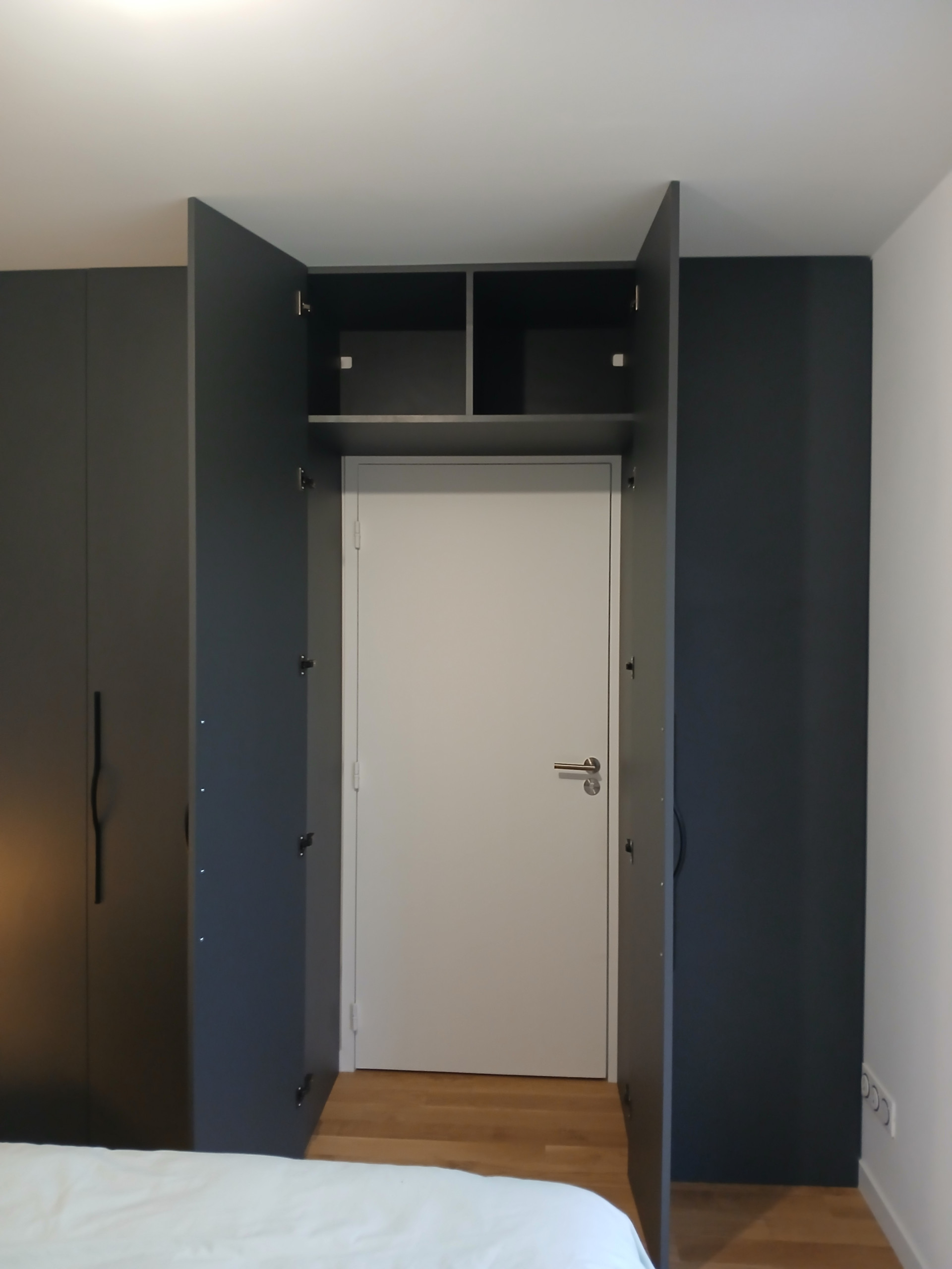 dressing sur mesure avec porte cachée