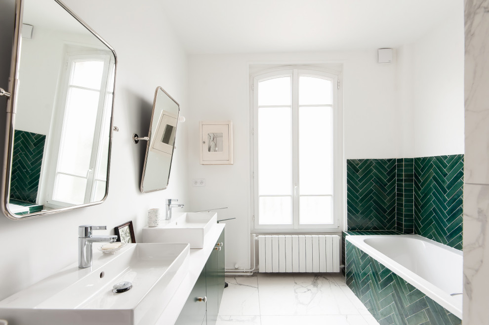 Свежая идея для дизайна: главная ванная комната среднего размера в стиле неоклассика (современная классика) с зелеными фасадами, полновстраиваемой ванной и тумбой под две раковины - отличное фото интерьера