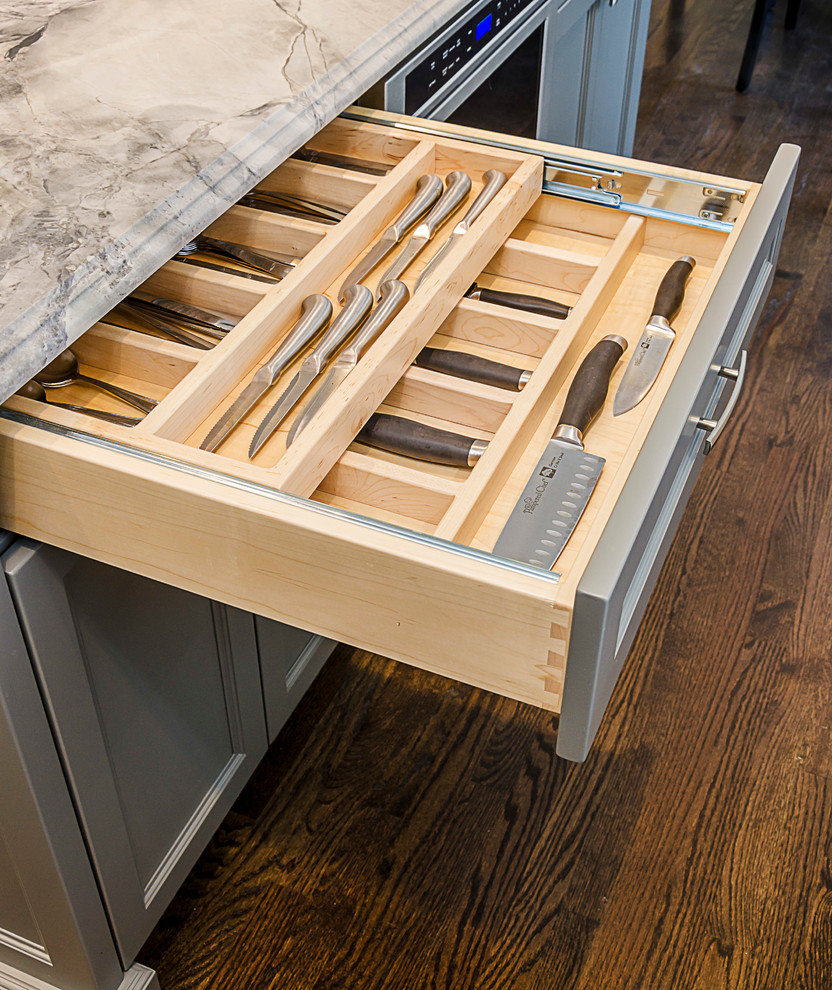 Transitional kitchen photo in Chicago