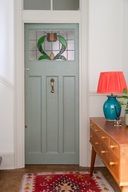 Hallway, view of front door eclectico-recibidor-y-pasillo