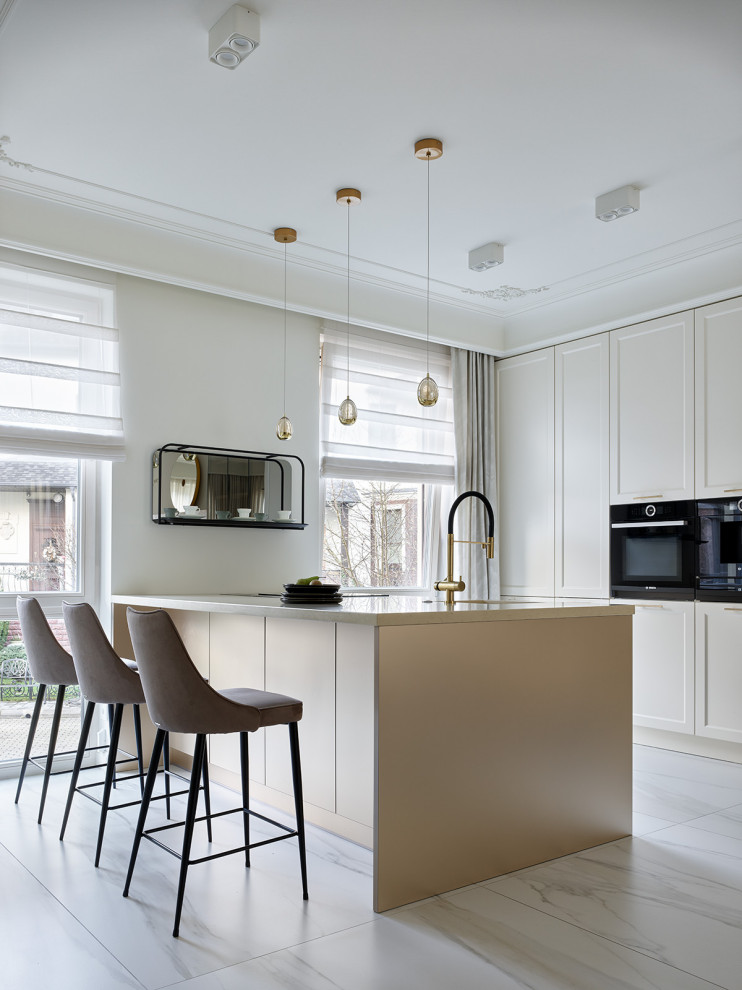 Кухонный остров примыкает к фасадной стене дома. Что позволило установить более