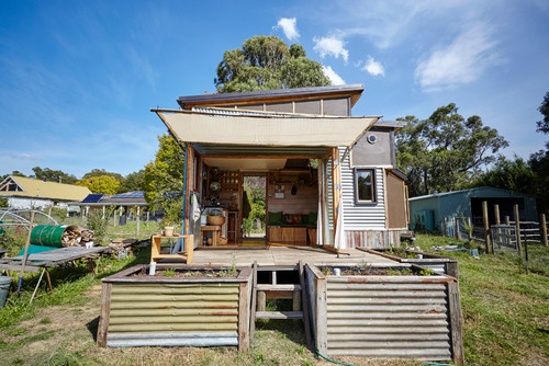 Houzzツアー 究極の自作タイニーハウスで送る 自給自足のオフグリッド生活 Houzz ハウズ