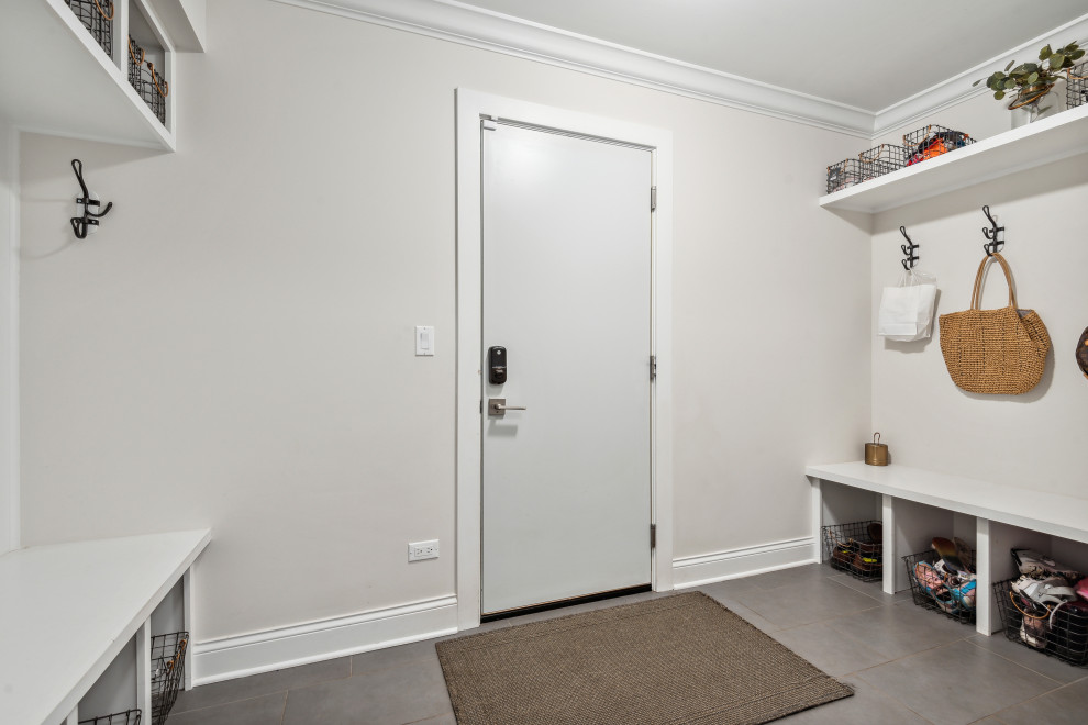 Exempel på en stor modern entré, med beige väggar, klinkergolv i porslin, en enkeldörr, en vit dörr och grått golv
