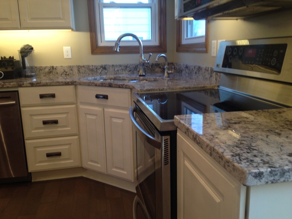 Kitchen - mid-sized transitional kitchen idea
