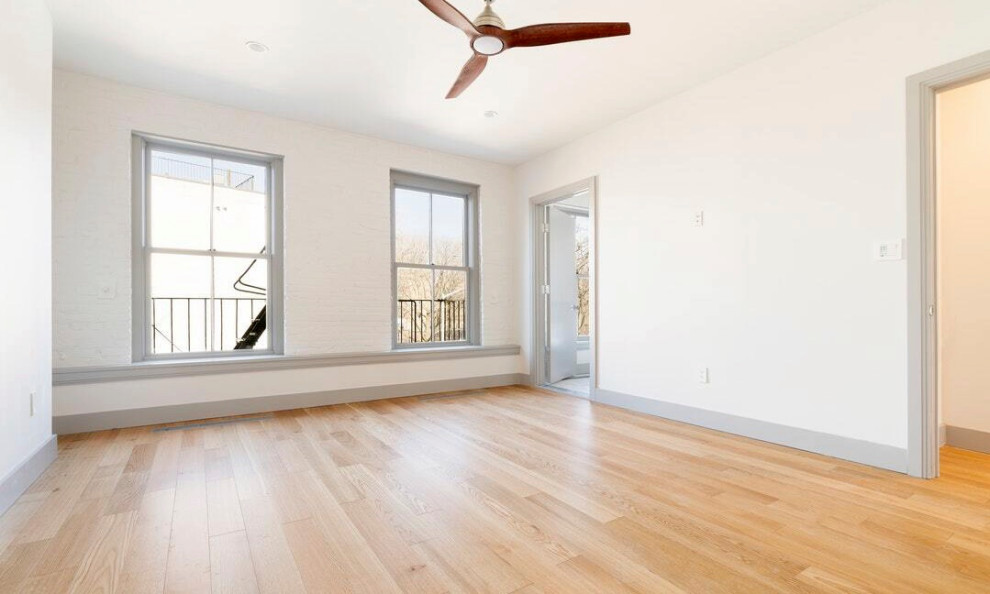 Großes, Fernseherloses, Offenes Klassisches Wohnzimmer ohne Kamin mit beiger Wandfarbe und hellem Holzboden in New York