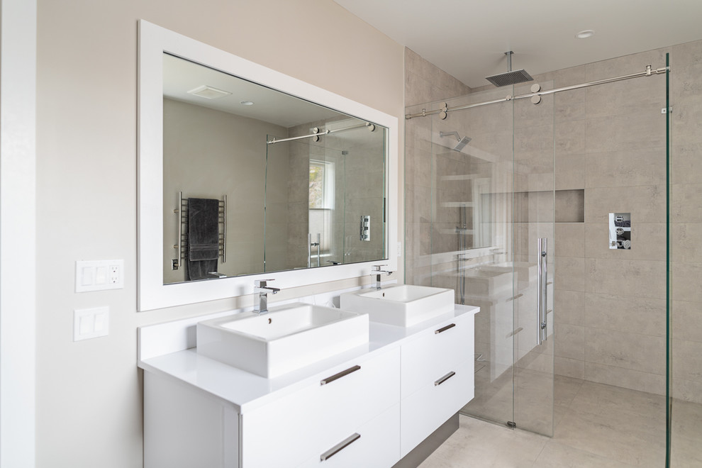 Foto di una stanza da bagno design di medie dimensioni con ante lisce, ante bianche, pavimento in legno massello medio e pavimento marrone