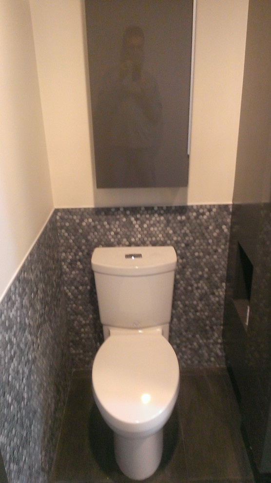 Immagine di un bagno di servizio moderno di medie dimensioni con ante lisce, ante grigie, WC a due pezzi, piastrelle grigie, piastrelle a mosaico, pareti bianche e pavimento in gres porcellanato