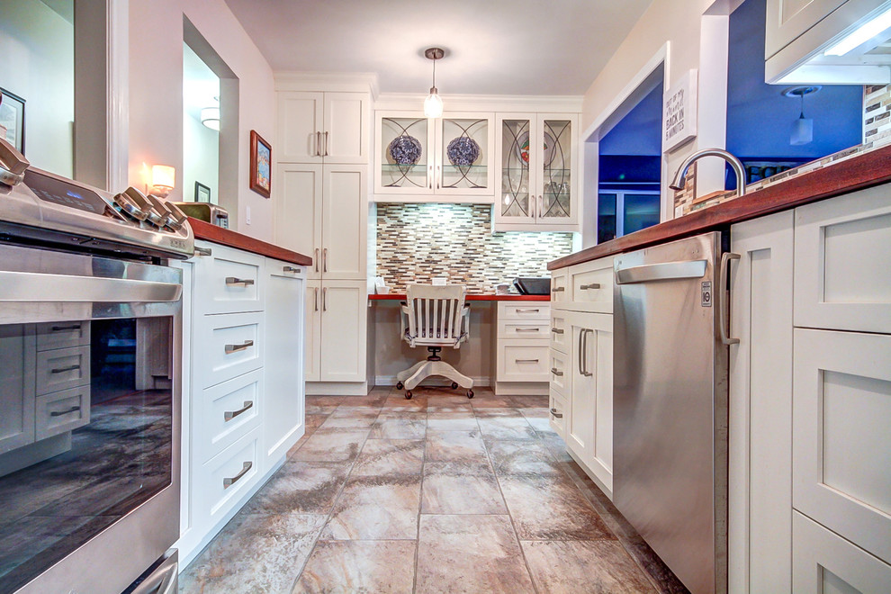Kitchen - transitional kitchen idea in Toronto