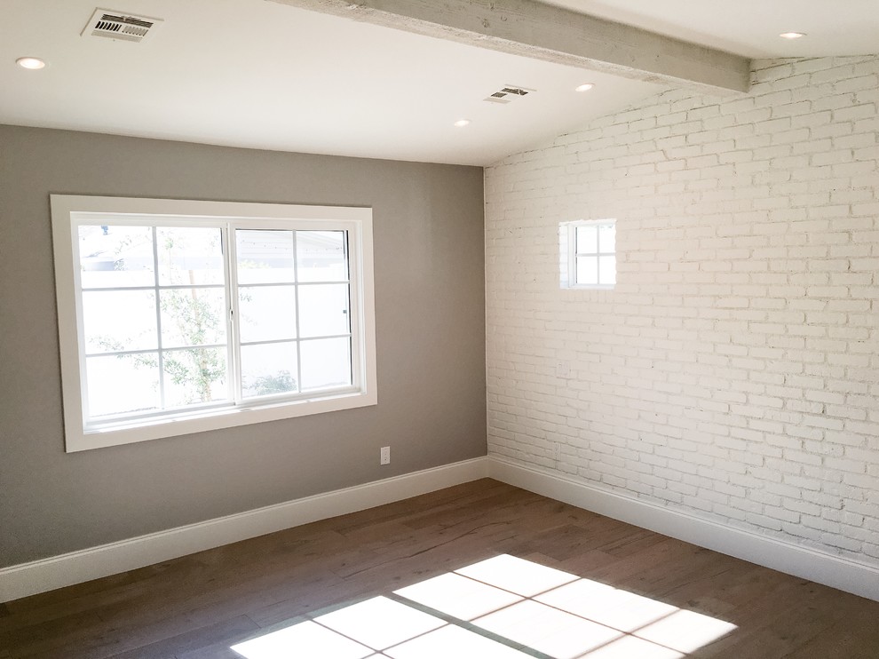 Example of a transitional home design design in Phoenix