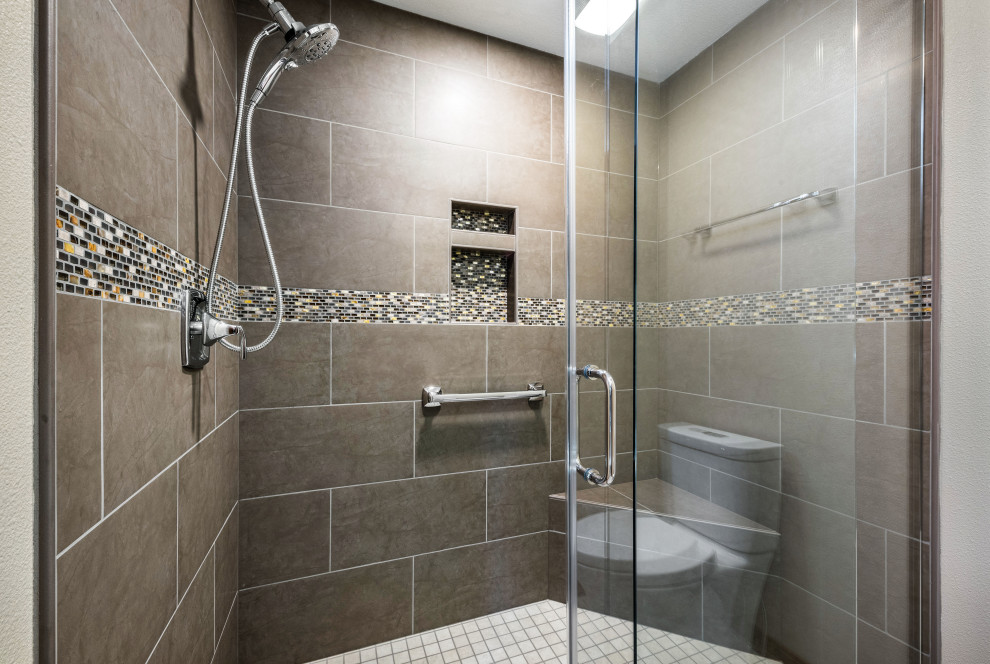 Foto di una grande stanza da bagno padronale classica con doccia alcova, piastrelle in gres porcellanato, pavimento in gres porcellanato, pavimento beige e porta doccia scorrevole