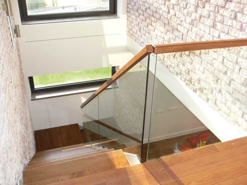 Лестница на тетива с ограждением из стекла