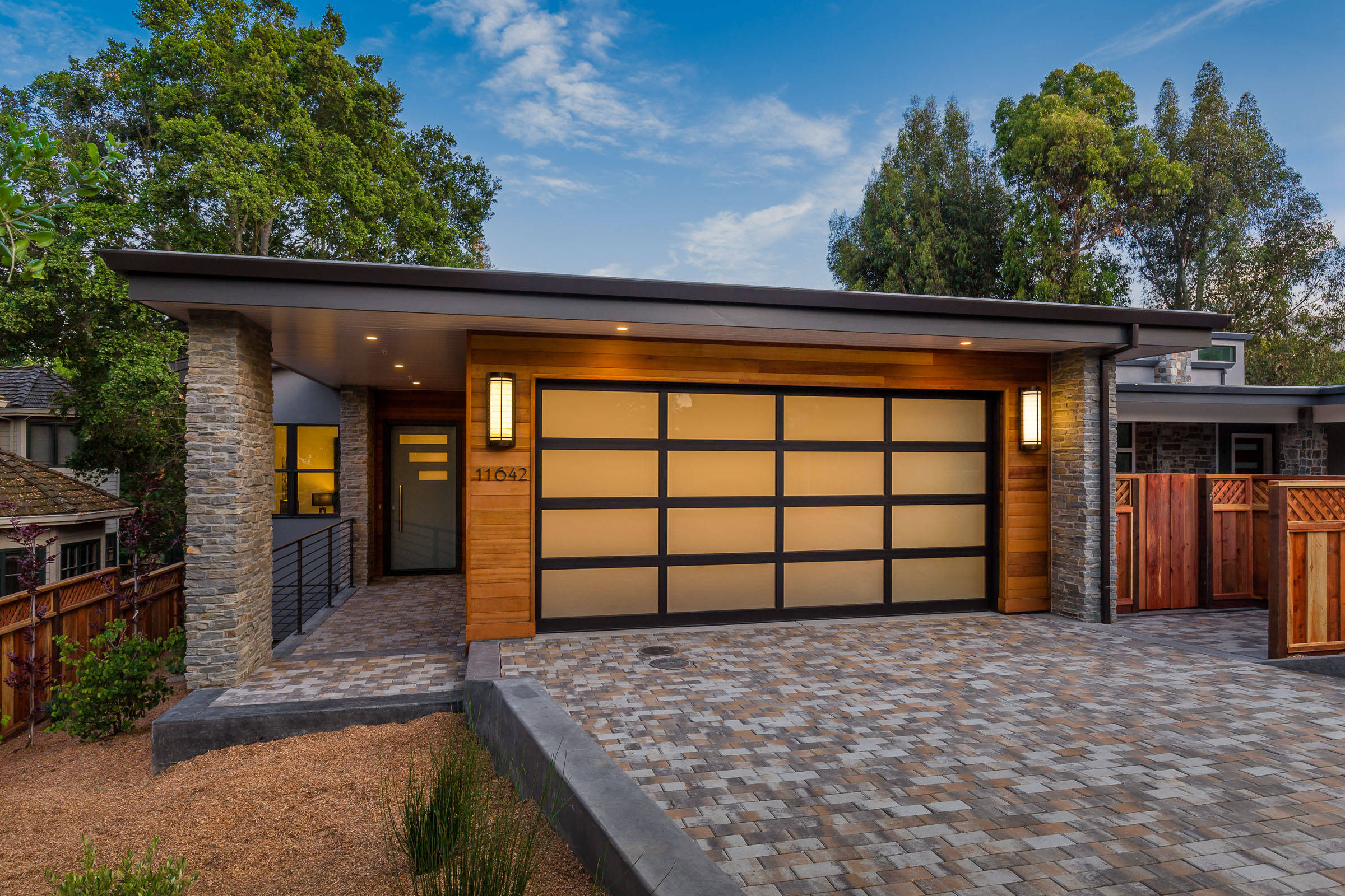 75 Mid-Century Modern Garage Ideas You'll Love - December, 2025 | Houzz, image size:2400x1600