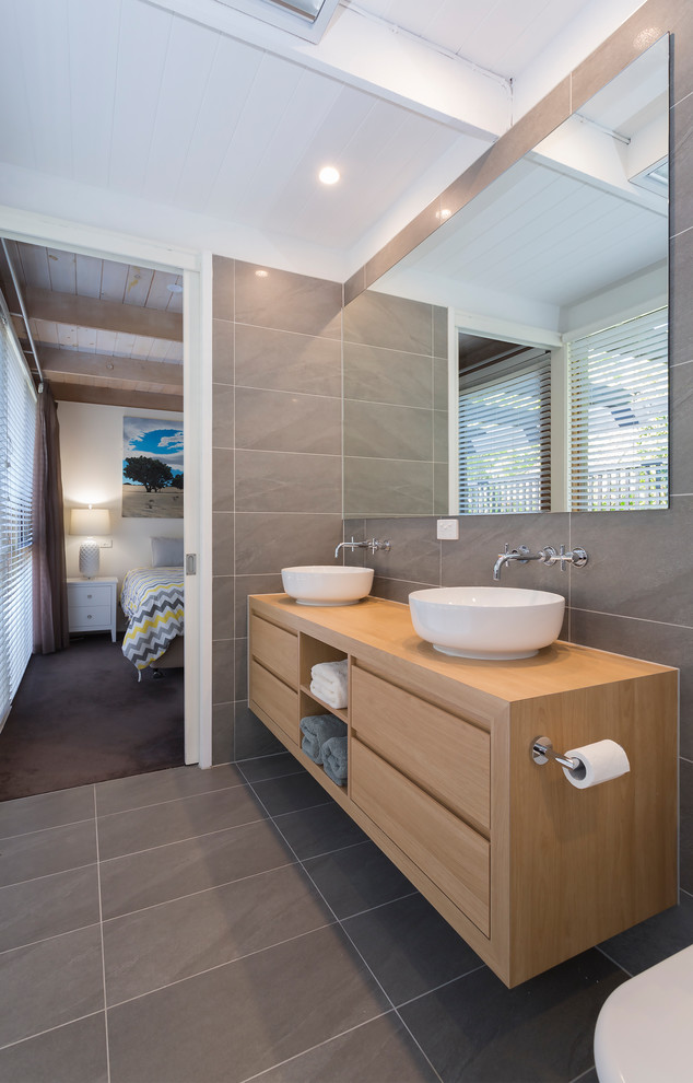 Design ideas for a contemporary bathroom in Melbourne.