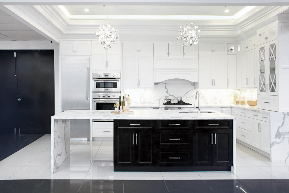 Kitchen - transitional kitchen idea in Toronto