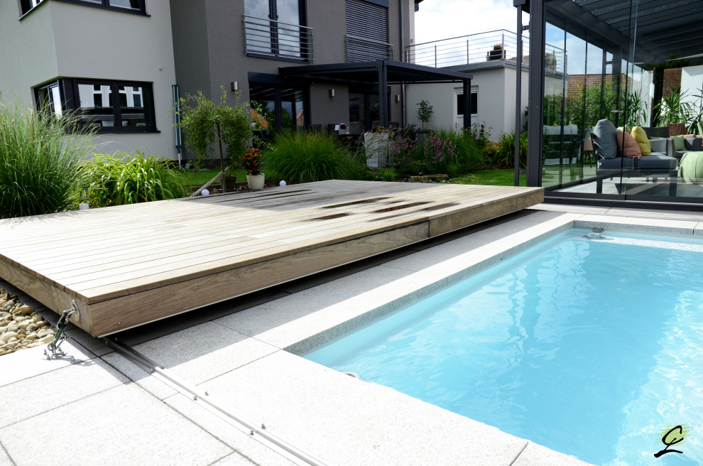 Inspiration for a mid-sized contemporary side yard rectangular lap pool in Frankfurt with with a pool.