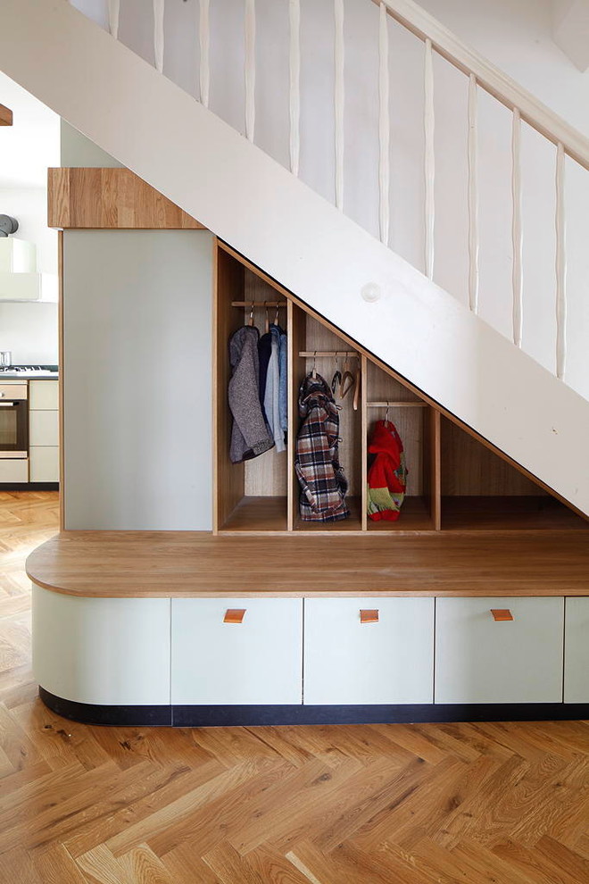 На фото: прямая лестница среднего размера в современном стиле с кладовкой или шкафом под ней с