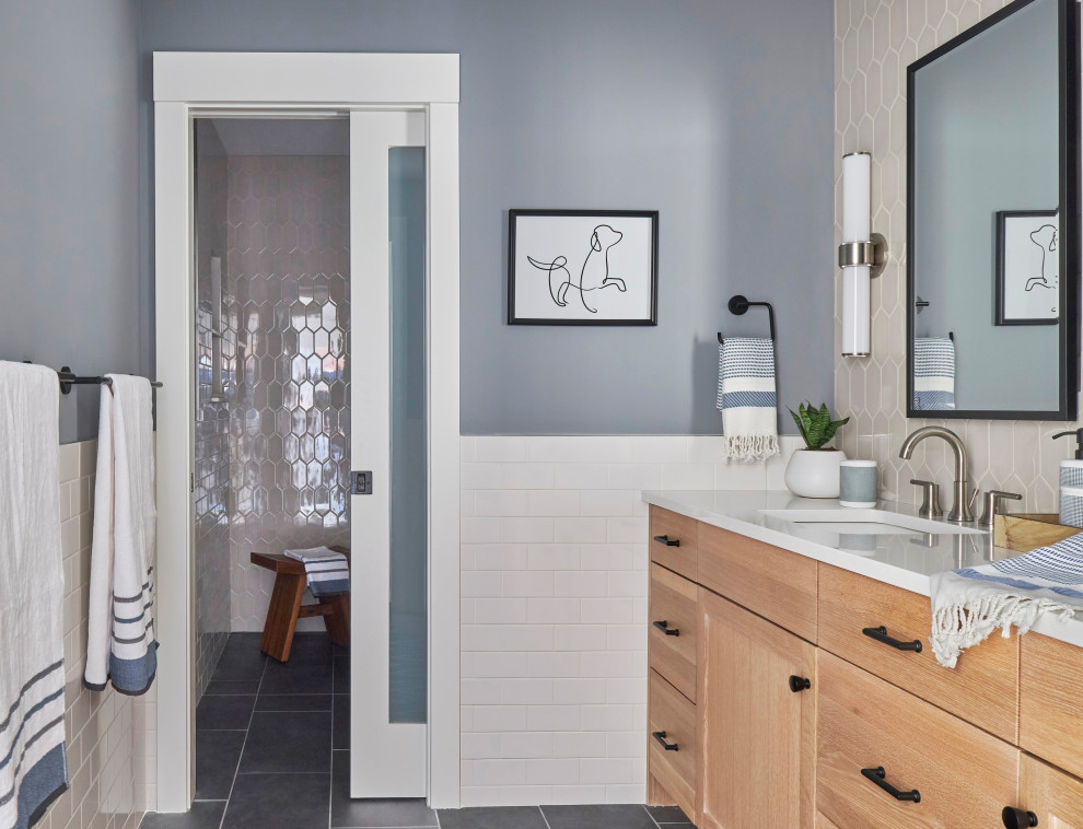 Идея дизайна: детская ванная комната в стиле неоклассика (современная классика) с фасадами в стиле шейкер, коричневыми фасадами, душем без бортиков, белой плиткой, керамогранитной плиткой, синими стенами, полом из керамической плитки, врезной раковиной, столешницей из искусственного кварца, серым полом, душем с раздвижными дверями, белой столешницей, тумбой под две раковины и встроенной тумбой