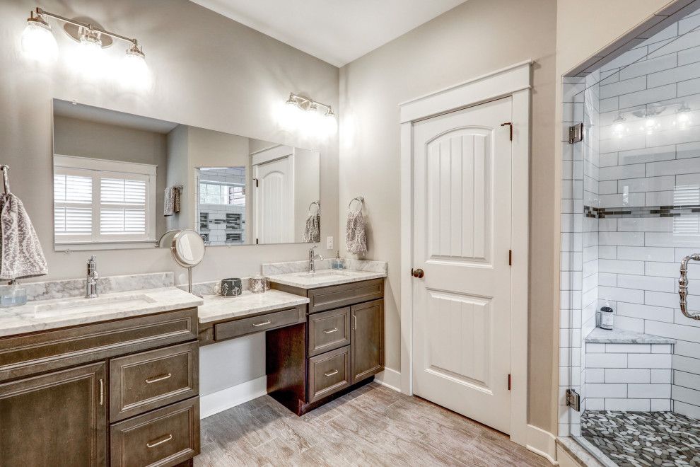 Idéer för mellanstora lantliga flerfärgat en-suite badrum, med bruna skåp, ett badkar med tassar, en hörndusch, grå väggar, klinkergolv i porslin, brunt golv och dusch med gångjärnsdörr
