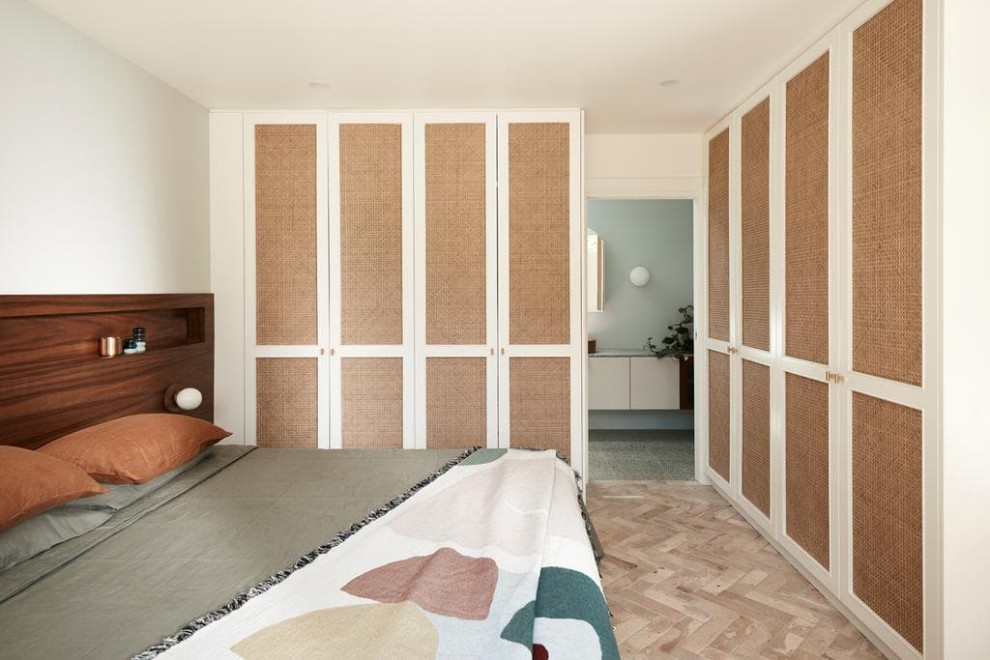 Idee per una camera matrimoniale minimalista con pareti bianche, pavimento in terracotta e pavimento beige