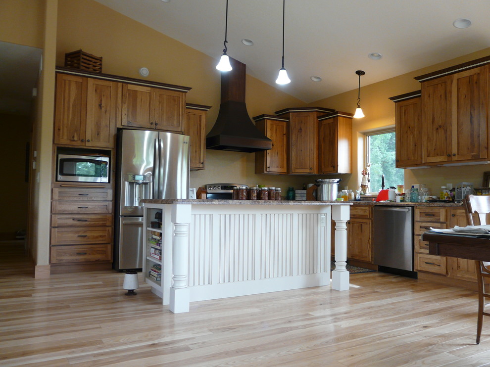 Inspiration for a rustic kitchen remodel in Cedar Rapids