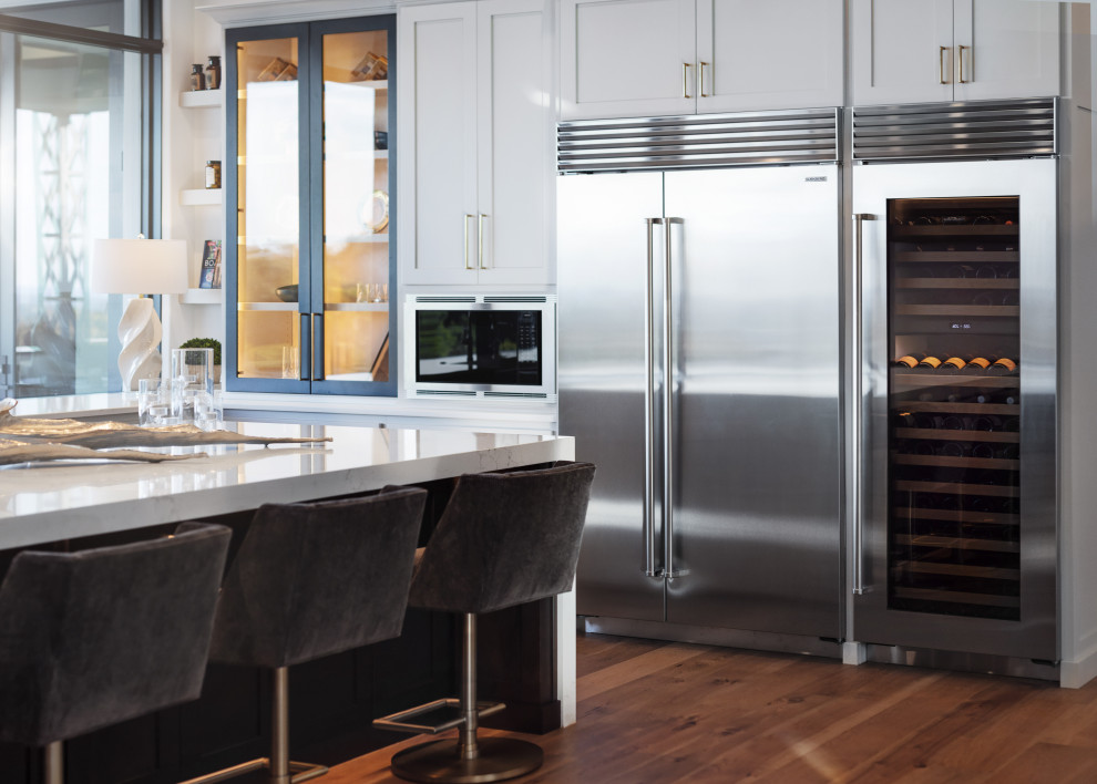 Example of a transitional home design design in Austin