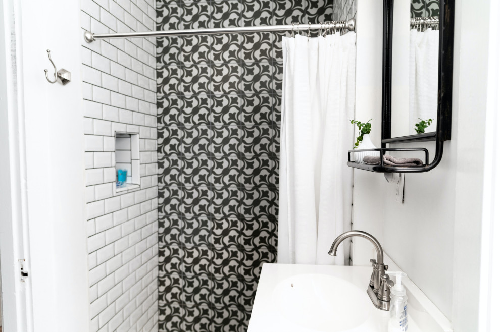 На фото: маленькая серо-белая ванная комната в скандинавском стиле с плоскими фасадами, белыми фасадами, ванной в нише, душем в нише, раздельным унитазом, черно-белой плиткой, керамической плиткой, белыми стенами, полом из керамогранита, душевой кабиной, накладной раковиной, шторкой для ванной, тумбой под одну раковину и напольной тумбой для на участке и в саду