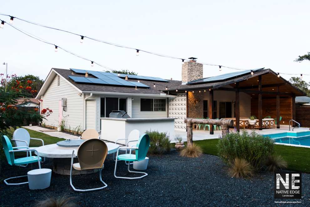 Immagine di un giardino american style esposto in pieno sole di medie dimensioni e dietro casa in estate con ghiaia e recinzione in metallo