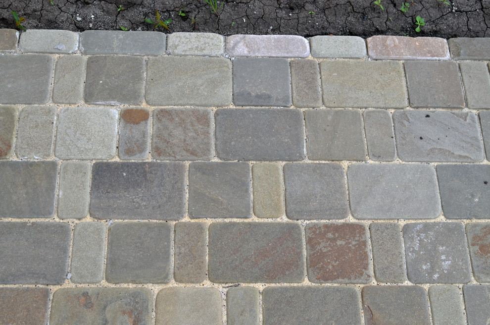 Мощение натуральным камнем песчаником во дворе