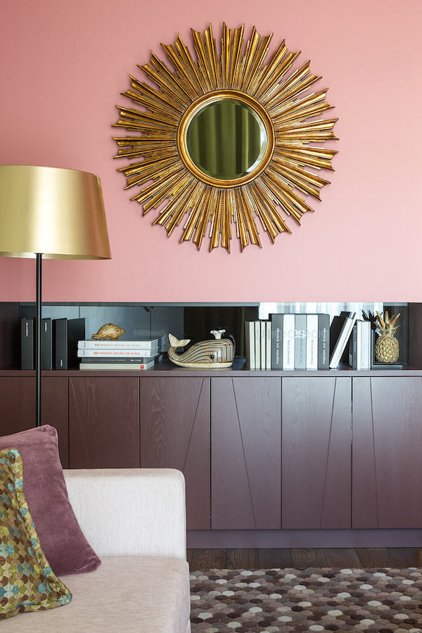 Источник вдохновения для домашнего уюта: парадная гостиная комната среднего размера в морском стиле с разноцветными стенами, темным паркетным полом, зоной отдыха и коричневым полом